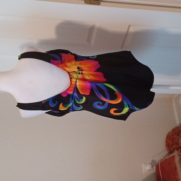 🍓Vibrant Floral Swimsuit - Picture 4 of 10